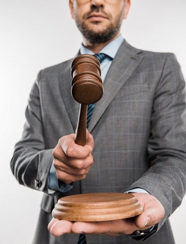 Ist es möglich, einen ehemaligen Vermieter zu belangen, der den Mietvertrag gekündigt hat, weil er die Wohnung für eigene Zwecke benötigt?